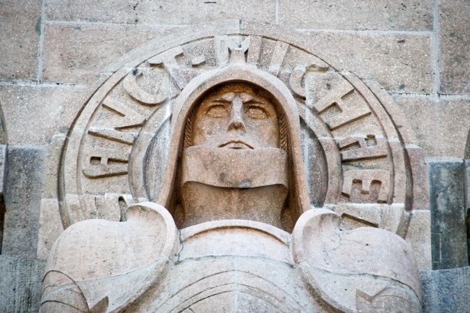 Die gigantische Statue über dem Eingang