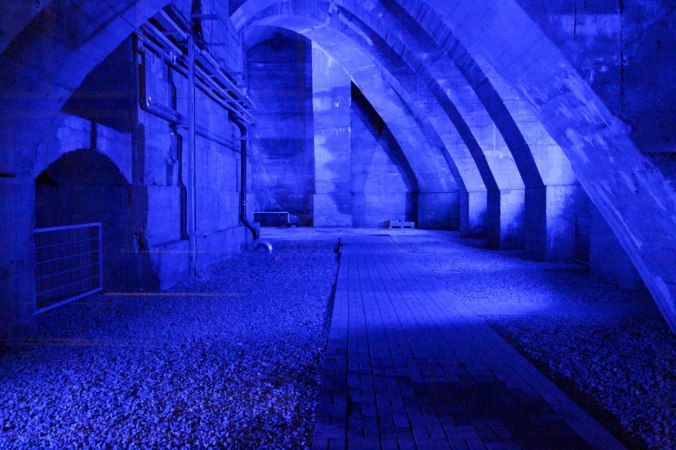 Die unteren Gänge waren atmosphärisch ausgeleuchtet