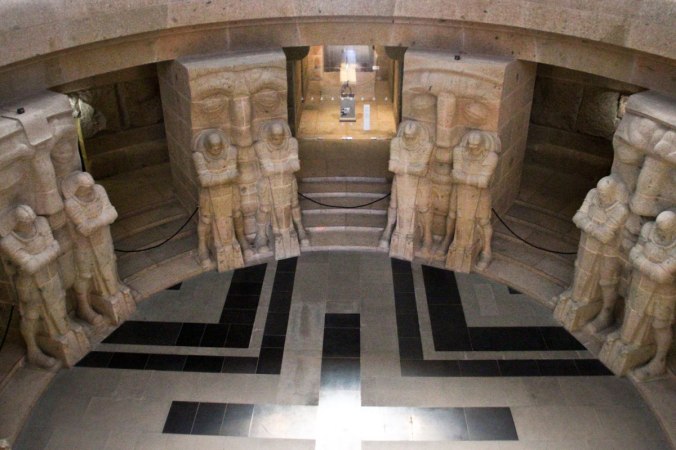 Im unteren Bereich warten riesige Statuen