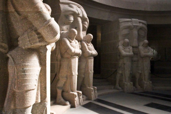 Wie stumme Wächter aus längst vergangenen Tagen