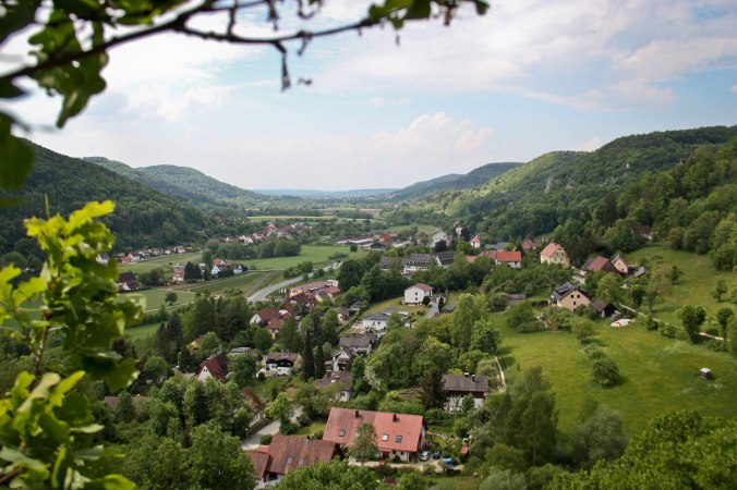 Wenn man sich auf die unzähligen Felsvorsprünge wagt, wird man mit einem tollen Fernblick belohnt...