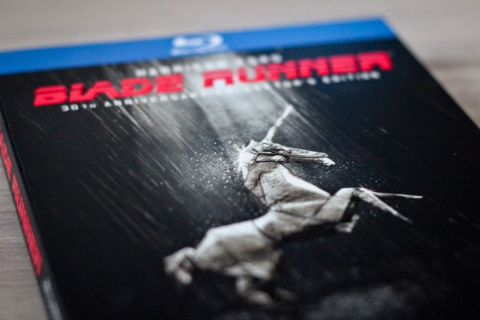 Das Digipak ist schön gestaltet und wird von einem geprägten Einhorn verziert