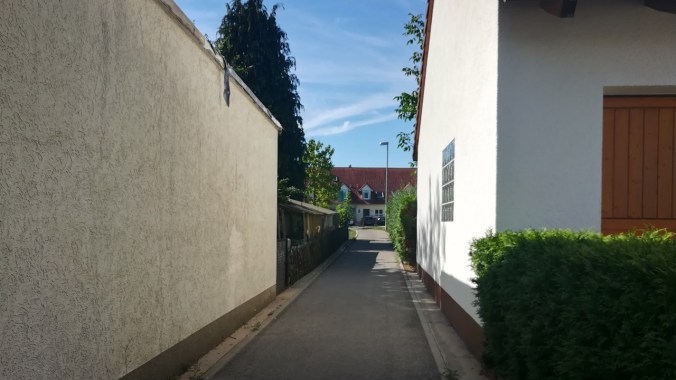 Heute habe ich mich durch die, ähm, Häuserschluchten des Dorfes gekämpft...