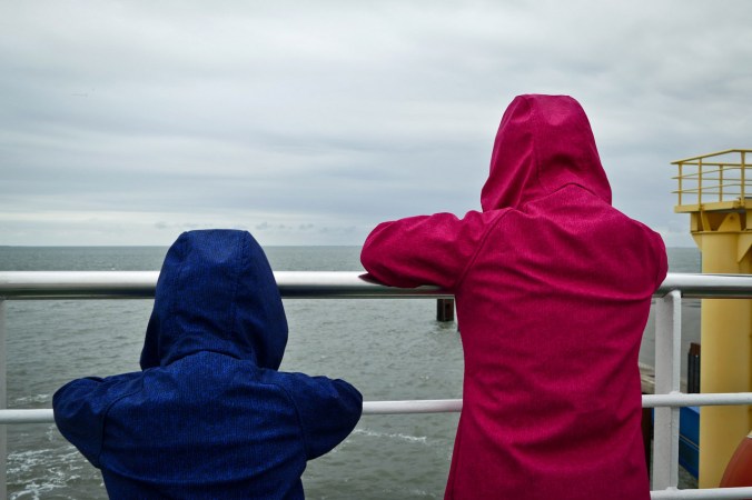 Eine recht stürmische Fährfahrt, die Kids dennoch ganz vorne dabei...