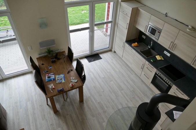 Ein Blick von der Galerie in unsere Küche bzw. Wohn- und Esszimmer