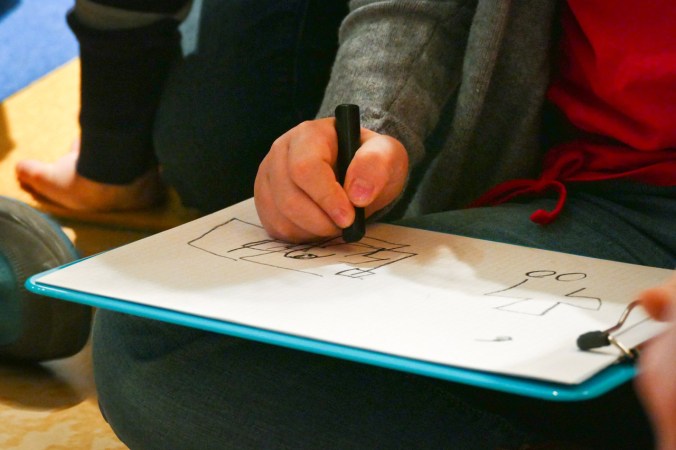 Blind zeichnen war einer der Programmpunkte der Führung