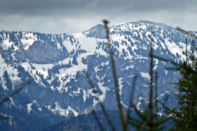 ...und haben die benachbarten, schneebedeckten Gipfel eingehüllt