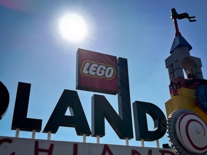 Der Eingang mit dem ikonischen Logo, flankiert von etlichen Lego-Figuren