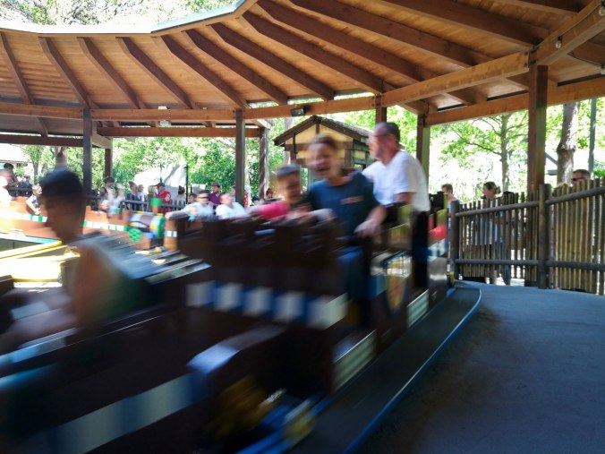 Die Kinder haben Spaß mit dem "Raupenritt"