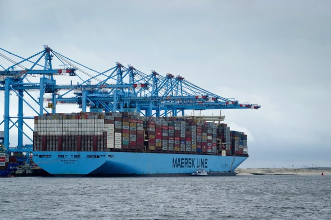 Gigantische Schiffe mit bis zu 20.000 Containern. Irre!