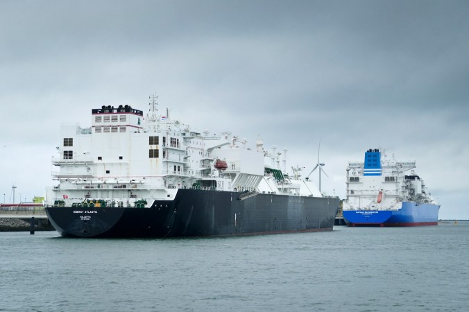 Weitere riesige Schiffe im Hafen Rotterdam