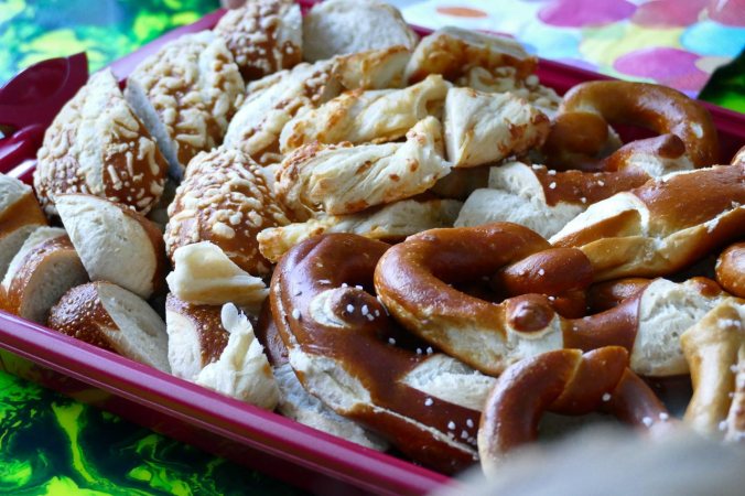 Die Stärkung darf in Form von Butterbrezen, Käsestangen...