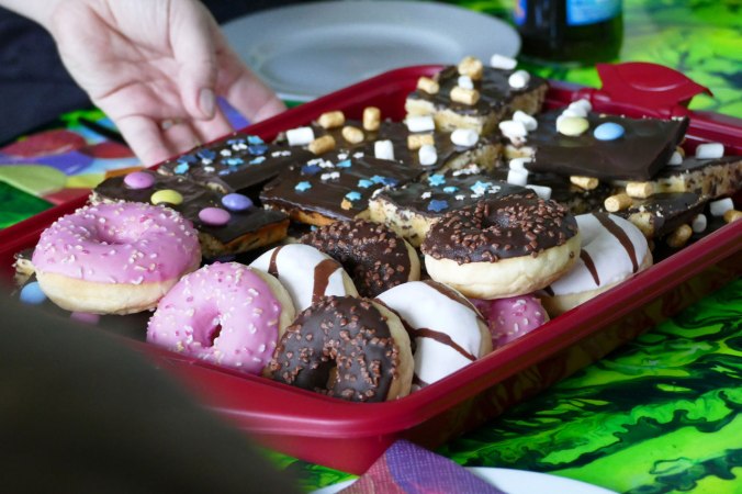 ...sowie Donuts und Kuchen natürlich auch nicht fehlen