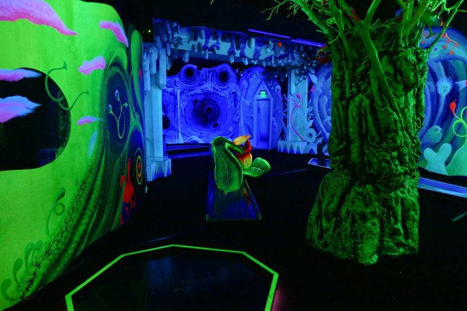 In der Minigolfanlage wird es dann erst richtig abgefahren