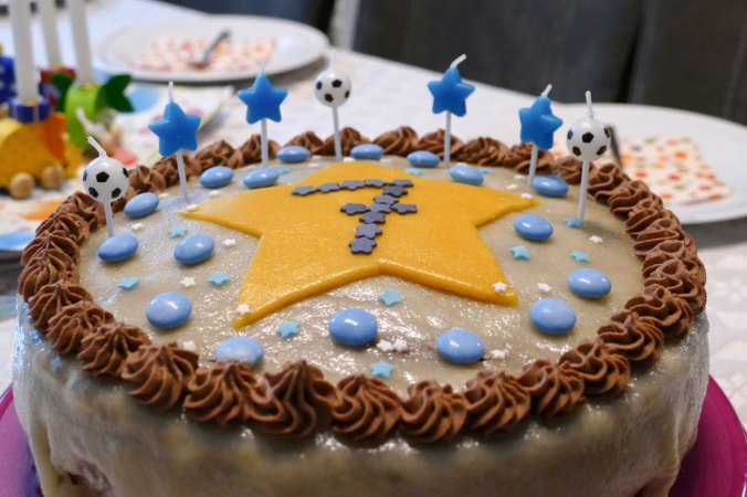 ...und eine mindestens ebenso leckere Schoko-Marzipan-Torte