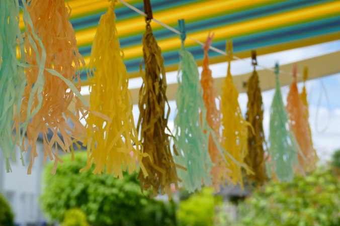 Gefeiert haben wir draußen im feierlich geschmückten Garten