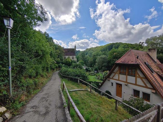Vorbei an einer alten Mühle durch das schöne Taubertal