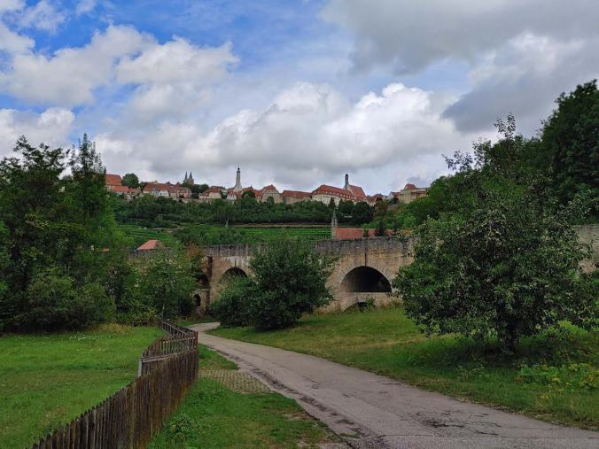 Der Blick von der Tauberbrücke auf Rothenburg...