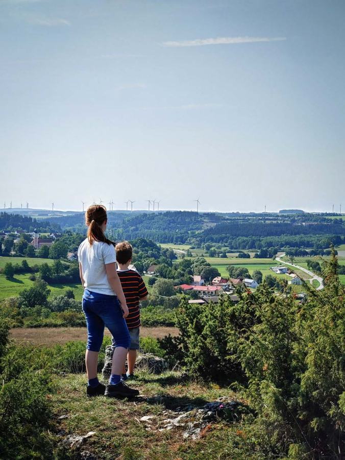 Die Kids genießen das Klettern an den Felsen der Kuppelalb
