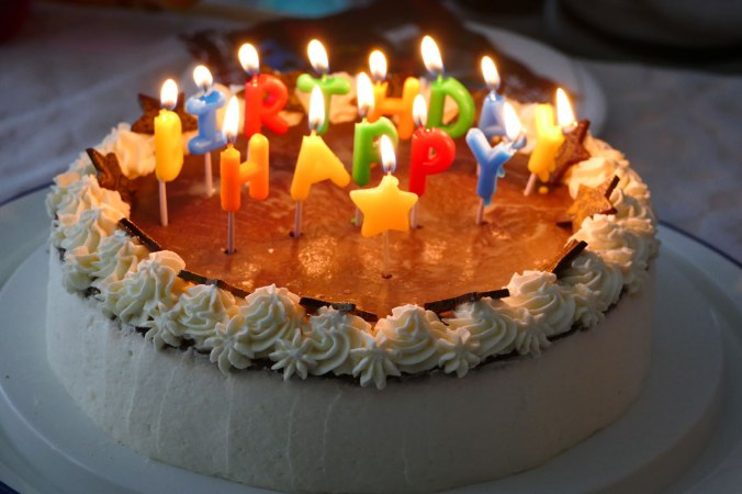 Die Geburtstagstorte (natürlich wurden die Kerzen nicht ausgepustet)