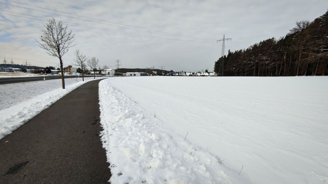Immer noch viel Schnee, deshalb nicht über die Felder