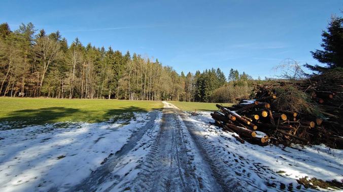 Im Schatten liegt noch Schnee, in der Sonne ist es warm wie im Frühling