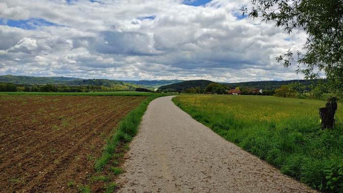 Ein Lauf unter dicken Wolken