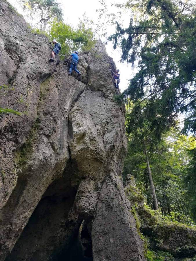 Ich hänge ganz rechts außen am Felsen