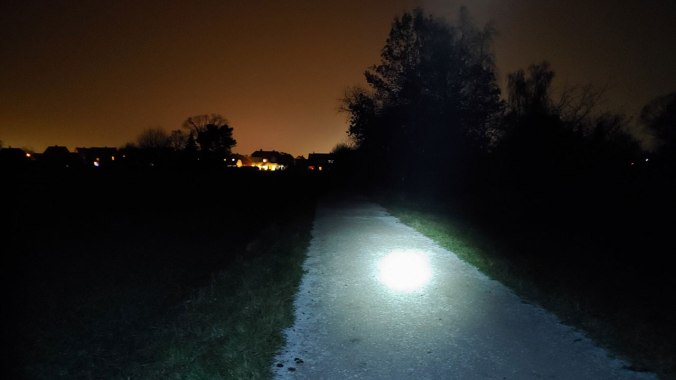 In der Dunkelheit der leuchtenden Stadt entgegen