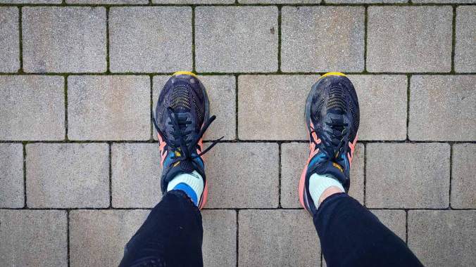 Der Matsch hängt noch von den letzten Läufen an den Schuhen