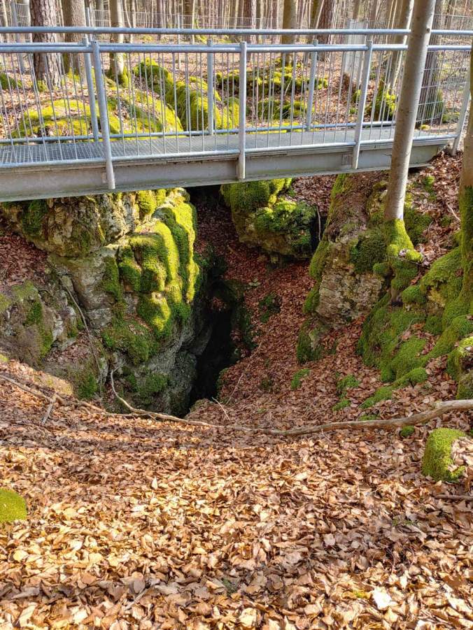 Das Felsenloch ist gegen Stürze gut abgesichert