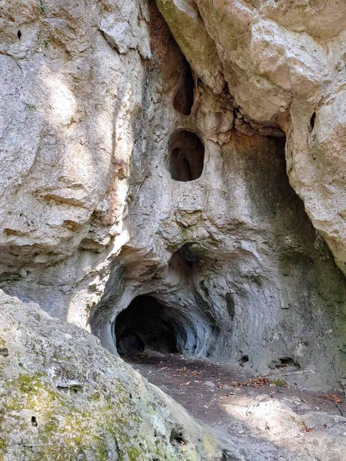 Kleinere Ausbuchtungen locken die Kinder für Erkundungen
