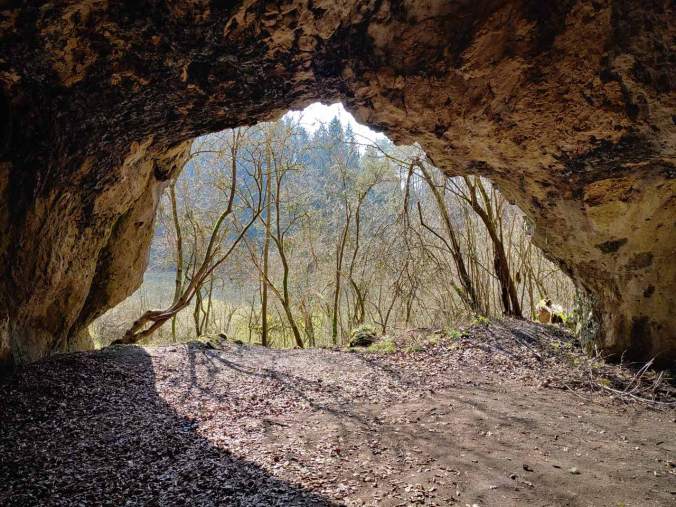 Der Blick aus der Rohenlochhöhle