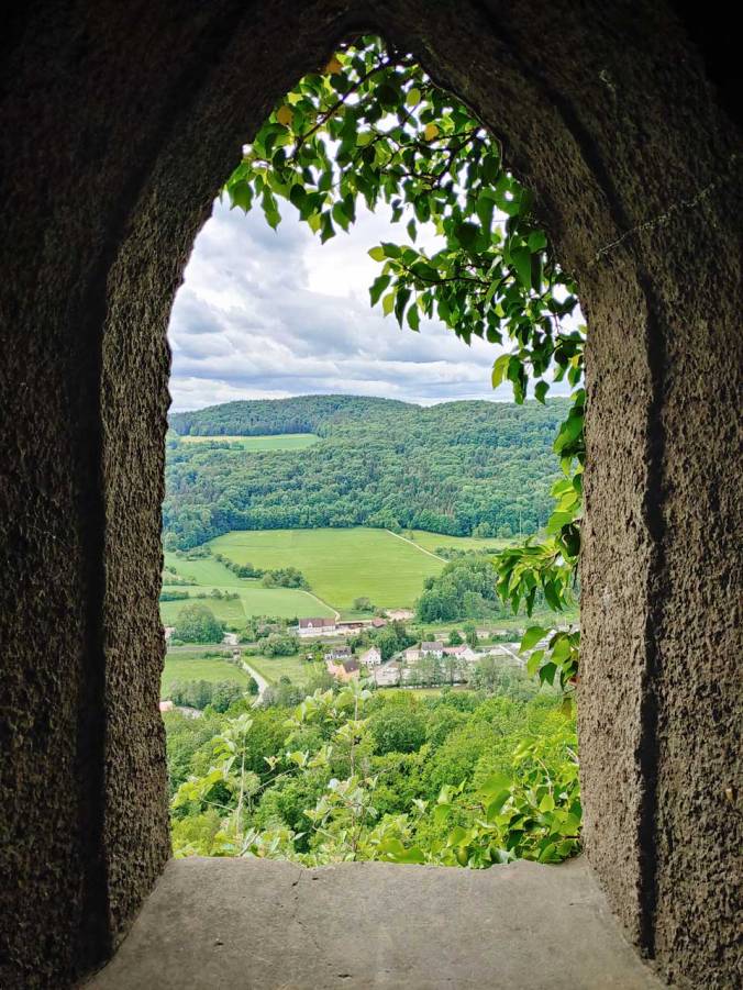 Gerahmter Blick aus der Burgruine Lichtenstein