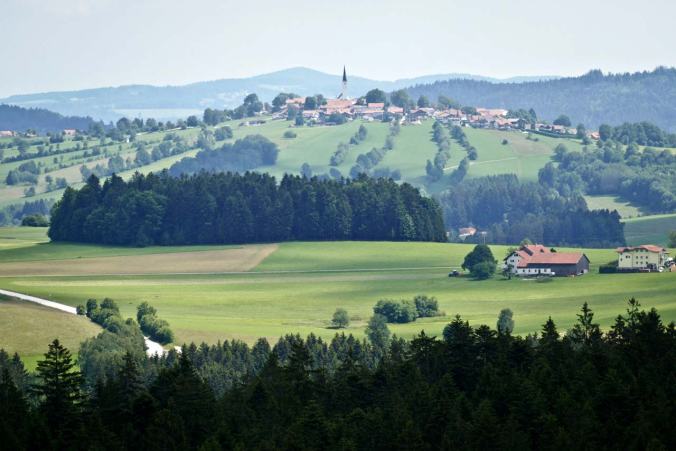 ...und auf ein idyllisch gelegenes Dorf