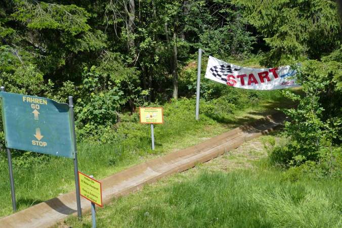 Die Sommerrodelbahn wirkt ebenfalls wie ein Relikt aus der Vergangenheit