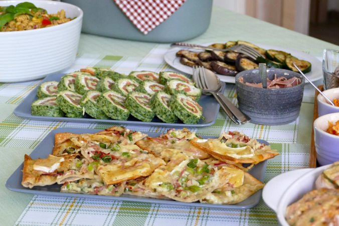 Lachsrollen und Flammkuchen