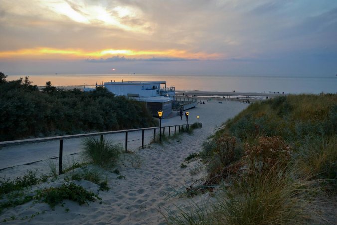 Blick auf das Meer von Dünen am Strand