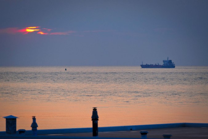 Schiff im Meer vor Sonnenuntergang