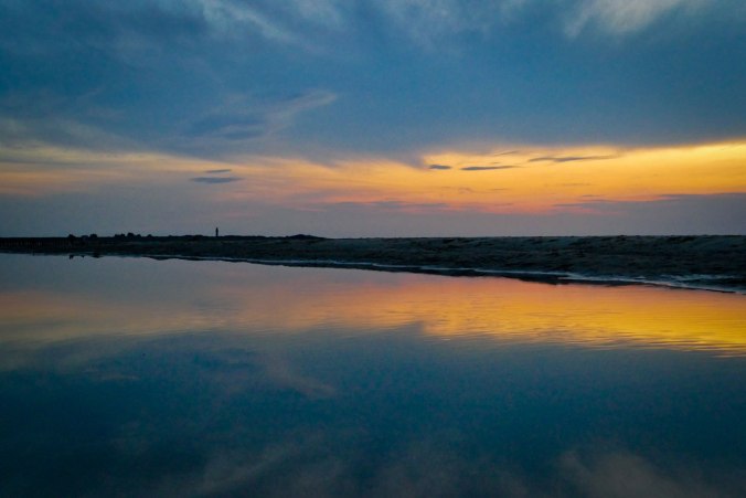 Spiegelung eines Sonnenuntergangs im Wasser