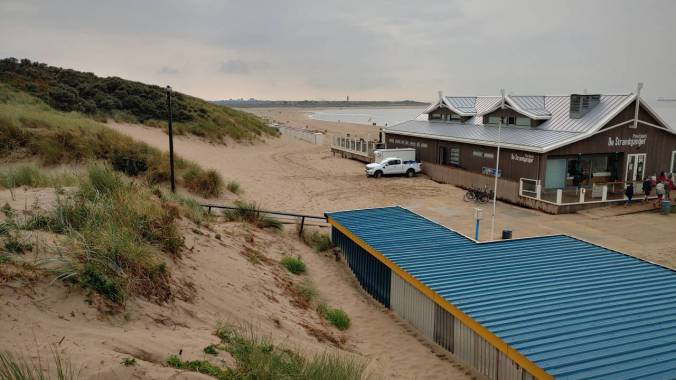 Blick auf die Nordsee mit einem Hafenrestaurant auf der rechten Seite