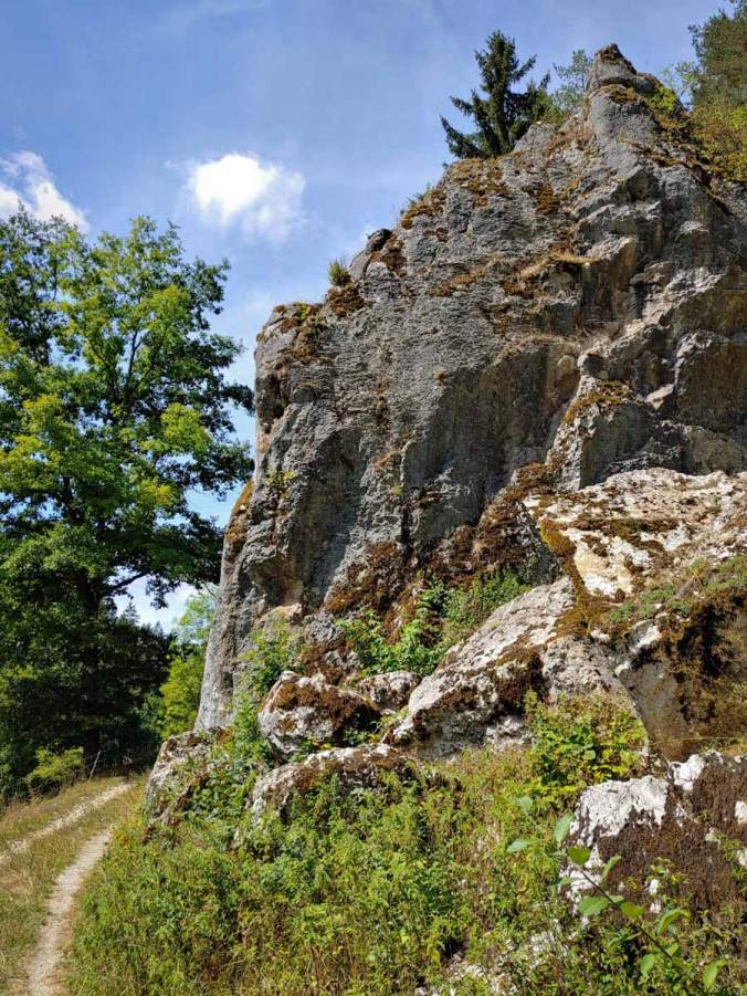 Teil zieren mächtige Felsen den Wanderweg
