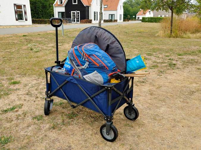 So vollgepackt sind wir jedes Mal gut 1 km zum Strand gestartet