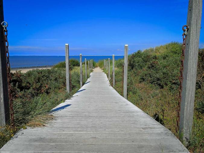 Der befestigte Weg durch die Dünen