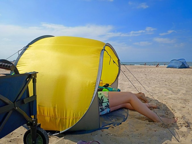 Lesen in der Strandmuschel war eine beliebte Beschäftigung