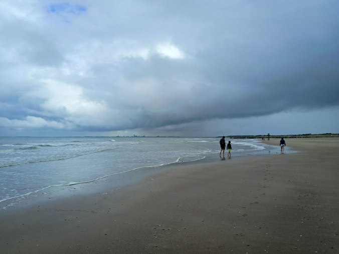 Dunkle Wolken haben uns bei unserem Strandspaziergang begleitet