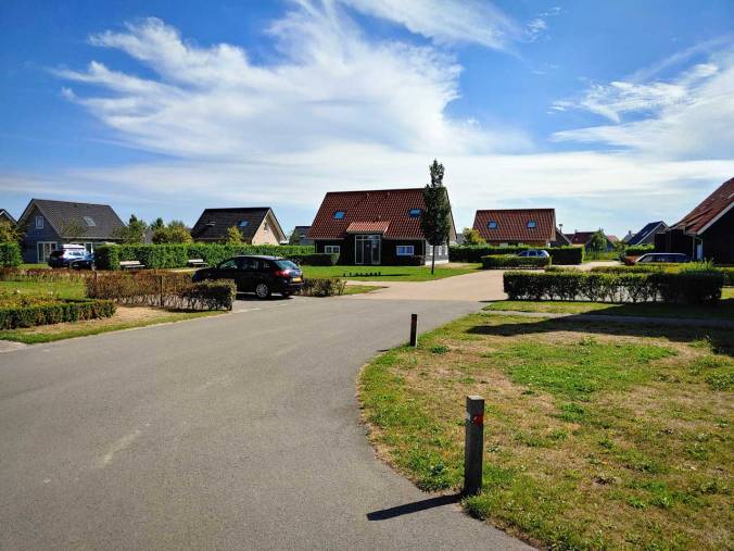 Schön weitläufig angelegte Straßen mit Ferienhäusern