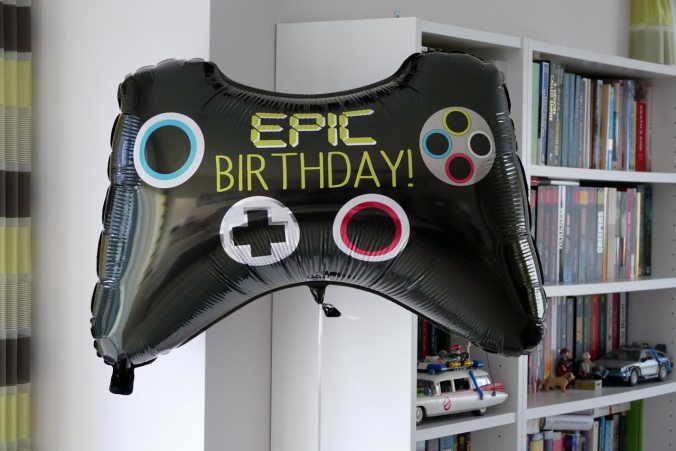 Ein thematisch passender Luftballon hat den Geburtstagsschmuck ergänzt