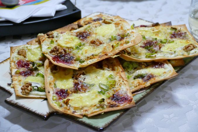 Flammkuchen in jeder erdenklichen Variante: vegetarisch mit Nuss und Käse