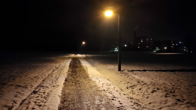 Dunkler Lauf durch den Schnee